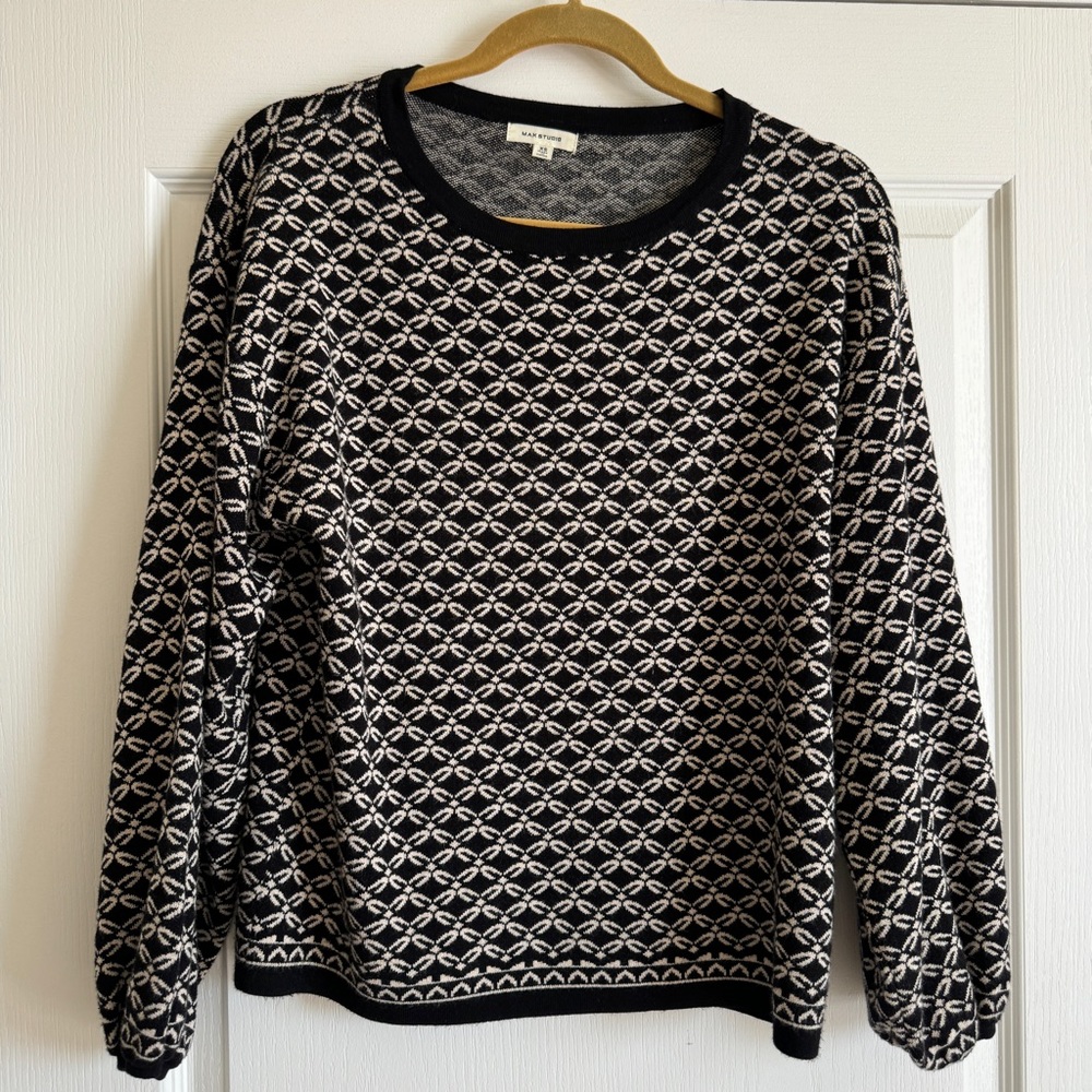 Patterned Sweater 🖤🤍